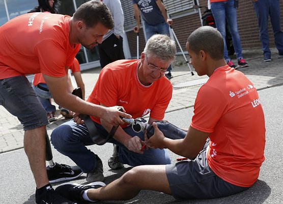 Heinrich Popow, Orthopädietechniker Markus Goldmann und Leon Schäfe (Foto: Ottobock) Heinrich Popow, Orthopädietechniker Markus Goldmann und Leon Schäfe (Foto: Ottobock)