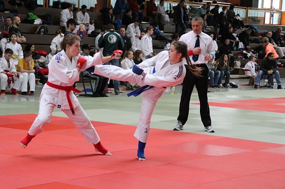 Madlen bei einem Kampf (re). (Foto: Ju-Jutsu Verein) Madlen bei einem Kampf (re). (Foto: Ju-Jutsu Verein)