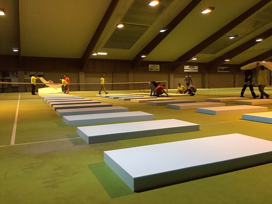Matratzen in Tennishalle (Foto: Ottobock)