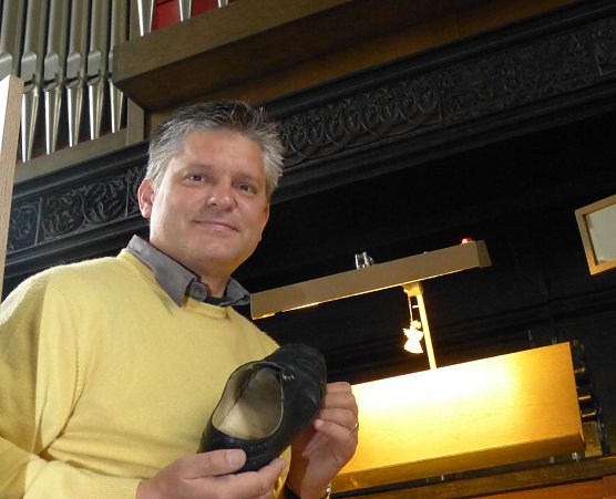 Generalmusikdirektor Markus L. Frank mit seinem Orgelschuh (ein besonders schmal geschnittener Schuh, um die eng stehenden Pedale pr&auml;zise bedienen zu k&ouml;nnen) an der Orgel des Nordh&auml;user Doms zum Heiligen Kreuz (Foto: Birgit Susemihl)