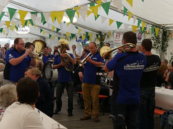 Im Festzelt (Foto: Johannes Rudolph)