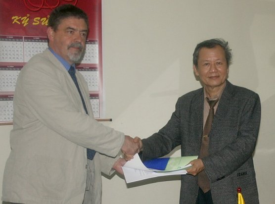 Übergabe der Urkunden (Foto: FHN) Übergabe der Urkunden (Foto: FHN)