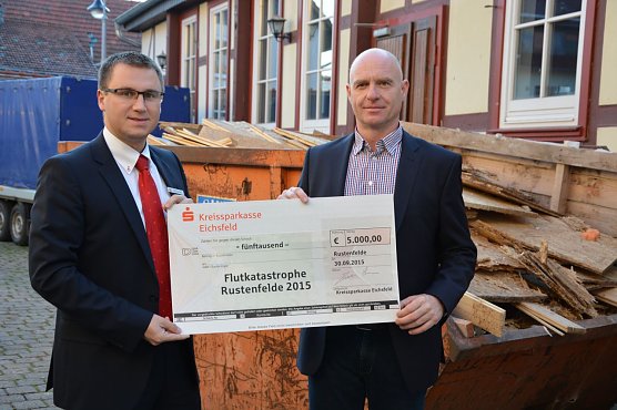 Spenden&uuml;bergabe (Foto: Torsten Kay Schuchardt)