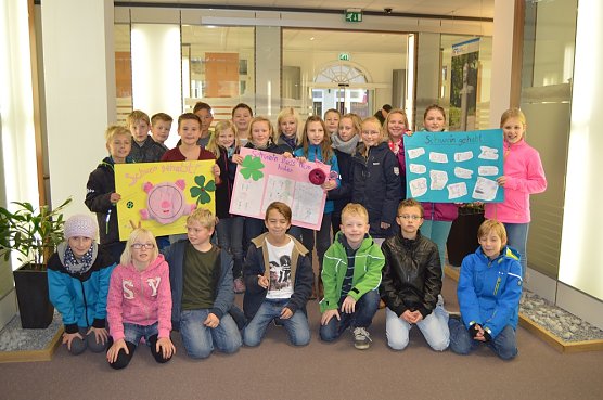 Deko &uuml;bergeben - Klasse 4a (Foto: Volksbank)