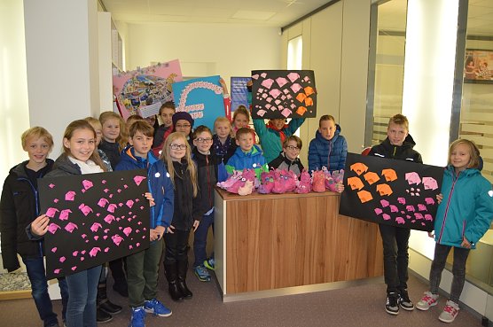 Deko &uuml;bergeben - Klasse 4b (Foto: Volksbank)