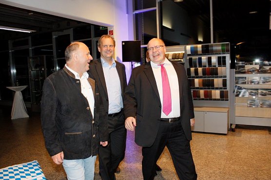 Gewichtiger Gast zum Oktoberfest im Autohaus Peter (Foto: AHP/Fischer) Gewichtiger Gast zum Oktoberfest im Autohaus Peter (Foto: AHP/Fischer)