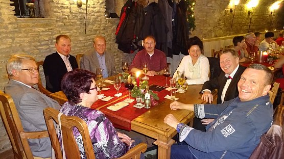 Freude beim Gänseessen (Foto: M. Apel) Freude beim Gänseessen (Foto: M. Apel)