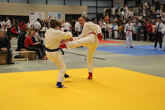 Tamara (Foto:  r, rot mit Fu&szlig;sto&szlig;)