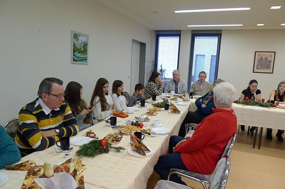An der Kaffeetafel (Foto: Werner Probst)