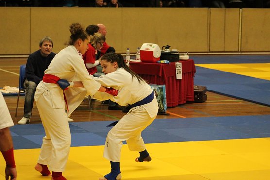 Madlen (r.,blau) bereitet sich ihre Gegnerin für einen Wurf vor (Foto: JuJutsu) Madlen (r.,blau) bereitet sich ihre Gegnerin für einen Wurf vor (Foto: JuJutsu)
