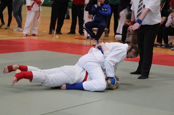 Gegnerin wird festgehalten (Foto: JuJutsu-Verein) Gegnerin wird festgehalten (Foto: JuJutsu-Verein)