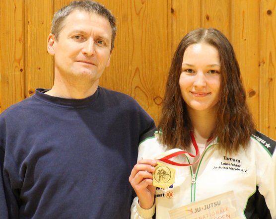Tamara mit Trainer (Foto: JuJutsu-Verein) Tamara mit Trainer (Foto: JuJutsu-Verein)