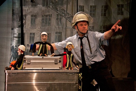 Patrick Jech in Bei der Feuerwehr wird der Kaffee kalt (Foto: Anja Daniela Wagner) Patrick Jech in Bei der Feuerwehr wird der Kaffee kalt (Foto: Anja Daniela Wagner)