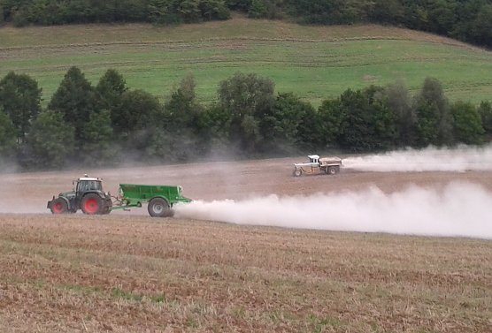 Immer drauf auf den Acker (Foto: Bodo Schwarzberg)