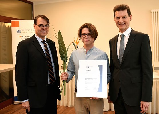 Ehrung für den Klausenhof (Foto: IHK) Ehrung für den Klausenhof (Foto: IHK)