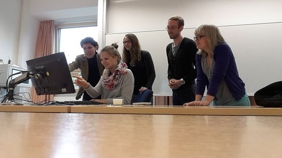 Das Projektteam HandsOf.Me bespricht mit Dr. Manuela Kahle erste Ideen. (Foto: Tina Bergknapp)