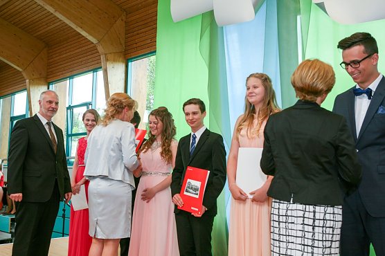 Zeugnisausgabe  (Foto: E. Thiele)