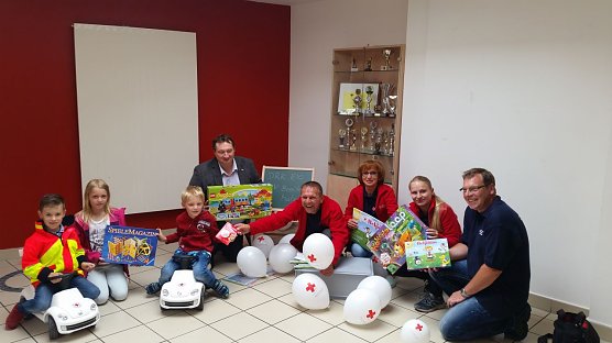 Spielkiste übergeben (Foto: Florian Blacha) Spielkiste übergeben (Foto: Florian Blacha)