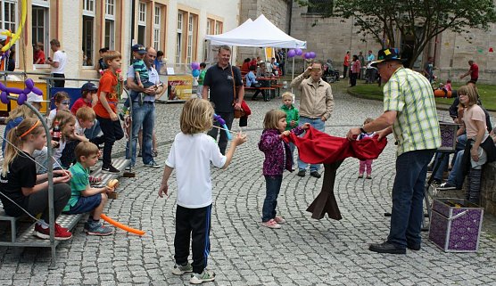 Der Zauberer begeisterte die Kinder mit dem fliegenden Tisch (Foto: J. Vogt) Der Zauberer begeisterte die Kinder mit dem fliegenden Tisch (Foto: J. Vogt)