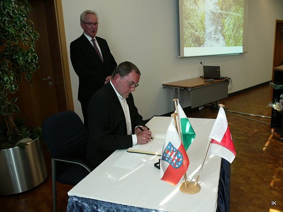 Eintragung in das Goldene Buch (Foto: Ilka Kühn) Eintragung in das Goldene Buch (Foto: Ilka Kühn)