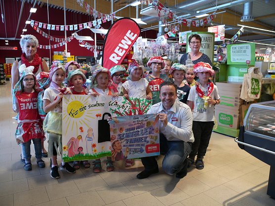 Mischkakinder und Marktleiter (Foto: Ilka K&uuml;hn)