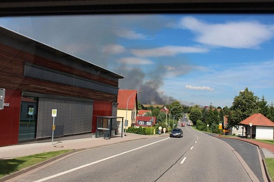 Von weitem sichtbar der Brand (Foto: Thomas M&uuml;ller)
