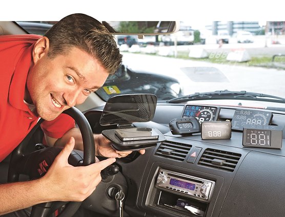 AUTO BILD-Mitarbeiter Christian Bruns testete sechs Head-up-Displays-Kits zum Selbsteinbauen zwischen 23 und 99 Euro. (Foto: AutoBILD)