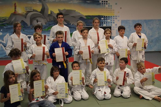 Prüfung zum nächsten Kyu-Grad (Foto: JuJutsu Verein Leinefelde) Prüfung zum nächsten Kyu-Grad (Foto: JuJutsu Verein Leinefelde)