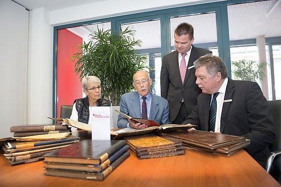 Zeitungsübergabe (Foto: Fotografie-Grimm-Leinefelde) Zeitungsübergabe (Foto: Fotografie-Grimm-Leinefelde)