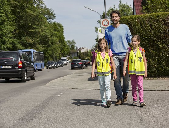 Vorbildrolle der Eltern: Kinder ahmen falsches Verhalten schnell nach (Foto: ADAC)
