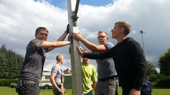 Zeltaufbau (Foto: Kirmesverein)