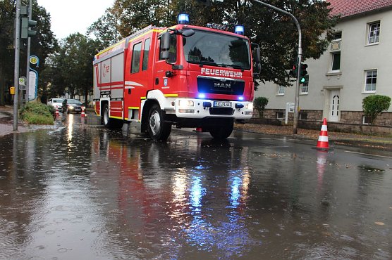 Wasser in der Dingelst&auml;dter Stra&szlig;e (Foto: Feuerwehr Heiligenstadt)