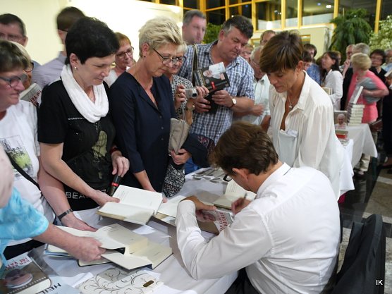 Beim Bücher signieren (Foto: Ilka Kühn) Beim Bücher signieren (Foto: Ilka Kühn)