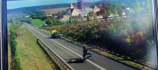 Schwerer Unfall zwischen Abschleppwagen und Brücke (Foto: Privat) Schwerer Unfall zwischen Abschleppwagen und Brücke (Foto: Privat)