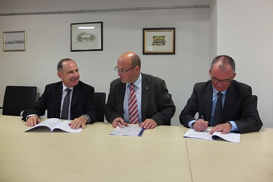 Vertragsunterzeichnung (Foto: Natalie H&uuml;nger)