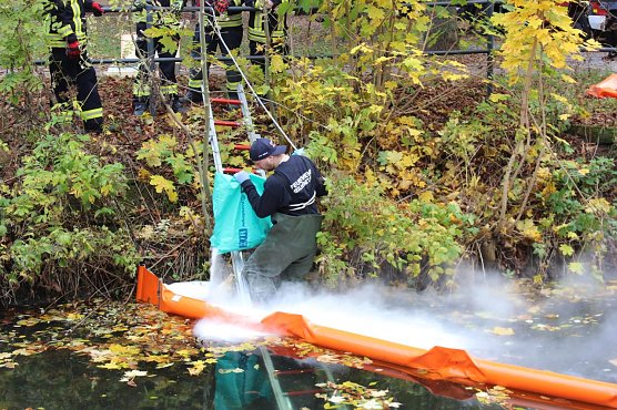 &Ouml;lsperre am Alten Friedhof (Foto: Feuerwehr Heiligenstadt)