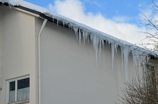 Hier bleibt zur unmittelbaren Gefahrenabwehr nur der Anruf beim n&auml;chsten Dachdecker-Fachbetrieb (Foto: Dachdeckerhandwerk Th&uuml;ringen)