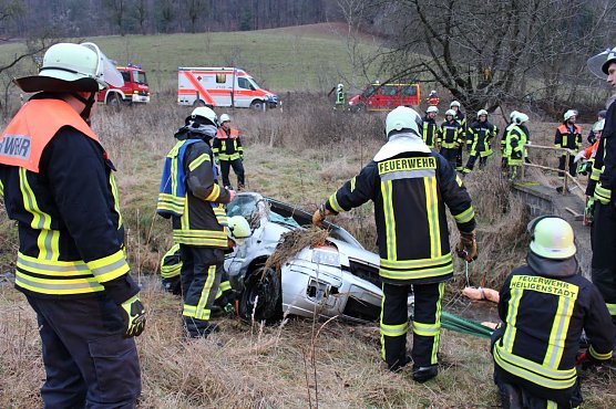 Auto in der Lutter (Foto: Feuerwehr Heiligenstadt) Auto in der Lutter (Foto: Feuerwehr Heiligenstadt)