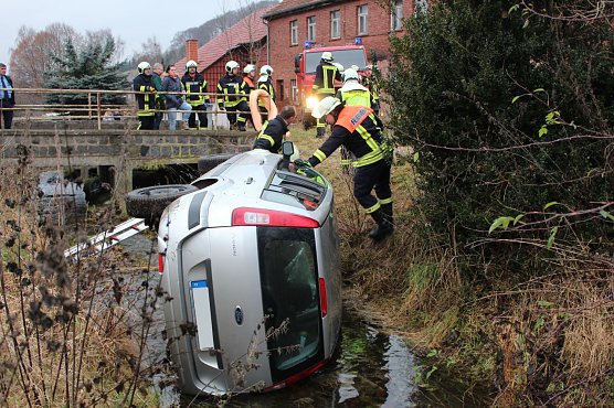 Auto in der Lutter (Foto: Feuerwehr Heiligenstadt) Auto in der Lutter (Foto: Feuerwehr Heiligenstadt)