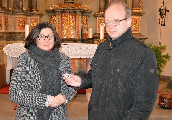 Überreichung Weihnachtstaler (Foto: Kreissparkasse Eichsfeld) Überreichung Weihnachtstaler (Foto: Kreissparkasse Eichsfeld)