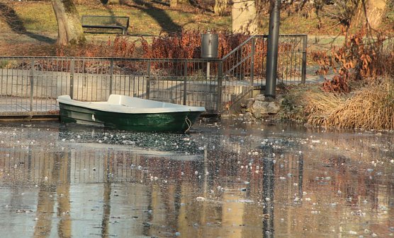 Lebensgefahr auf dem Eis - Wasserwacht gibt Tipps zum richtigen Verhalten (Foto: Angelo Glashagel) Lebensgefahr auf dem Eis - Wasserwacht gibt Tipps zum richtigen Verhalten (Foto: Angelo Glashagel)