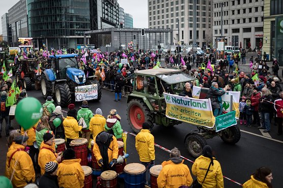 Treckerparade am Potsdamer Platz (Foto: Naturland/Axel Schmidt)