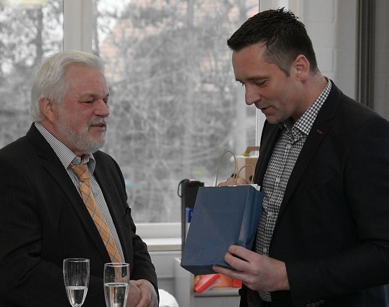 Ehrenplakette des NUV &uuml;bergeben (Foto: nnz)