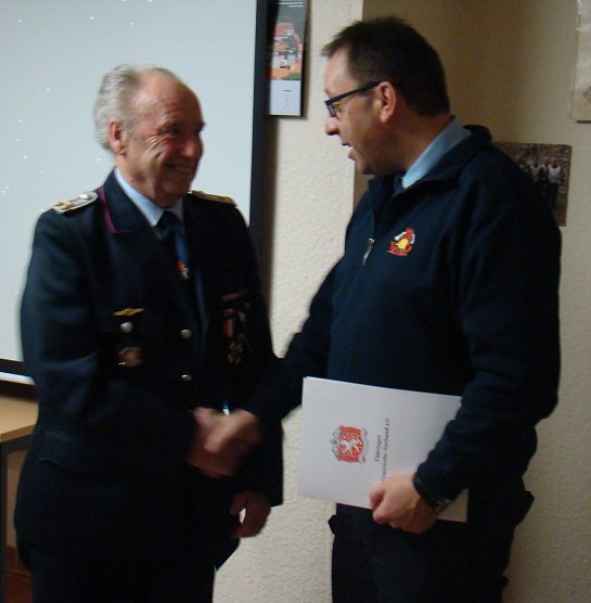 Auszeichnung f&uuml;r Lothar Ga&szlig;mann durhc Helmut M&ouml;ller (Foto: Markus Janitzki)