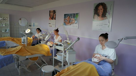 Kosemtikerausbildung (Foto: IBS) Kosemtikerausbildung (Foto: IBS)