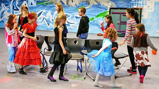 Stuhltanz (Foto: Uwe Petzel, )