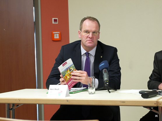 Landrat Reu&szlig; mit Brosch&uuml;re (Foto: Ilka K&uuml;hn)