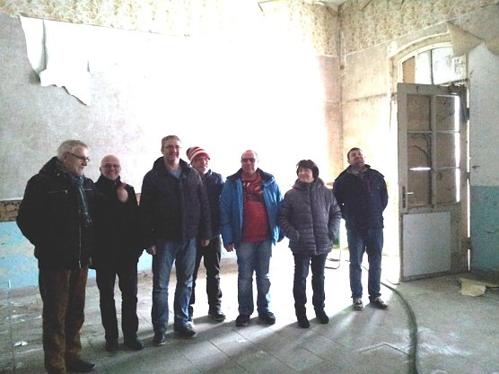  Baustellenbesichtigung im Bahnhof Dingelst&auml;dt: B&uuml;rgermeister Metz  mit den Fachlehrern Elke G&ouml;ring-Rasch u.  Michael Strathmann und den Studenten der Bauschule Gotha (Foto: P&ouml;nicke)
