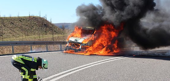 Fahrzeugbrand (Foto: Feuerwehr Heiligenstadt) Fahrzeugbrand (Foto: Feuerwehr Heiligenstadt)