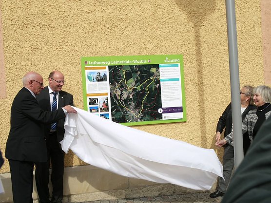 Enthüllung der Infotafel (Foto: Ilka Kühn) Enthüllung der Infotafel (Foto: Ilka Kühn)